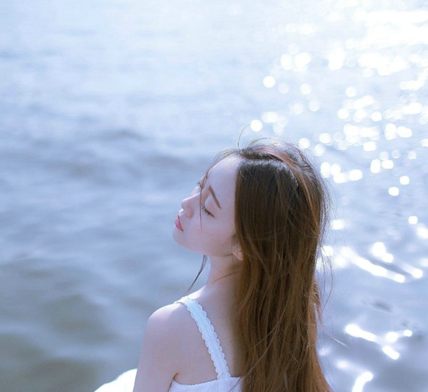 波光粼粼的大海边清新女生