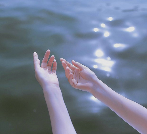 波光粼粼的大海边清新女生