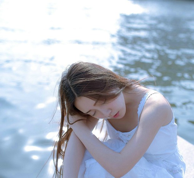 波光粼粼的大海边清新女生
