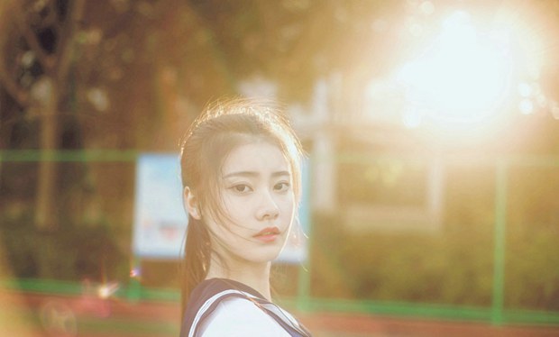 体育场学生妹逆光唯美意境图片