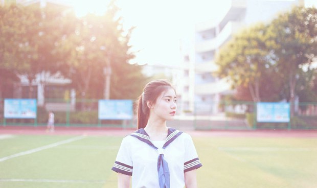 体育场学生妹逆光唯美意境图片