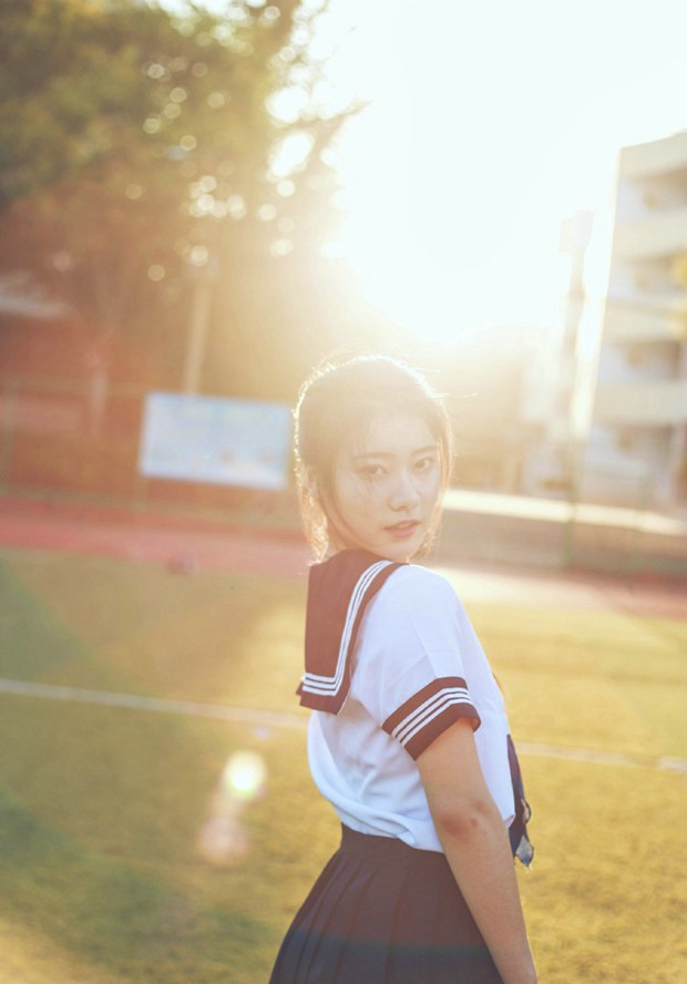体育场学生妹逆光唯美意境图片