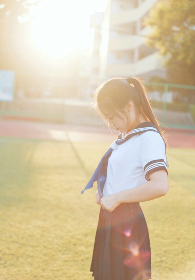 体育场学生妹逆光唯美意境图片