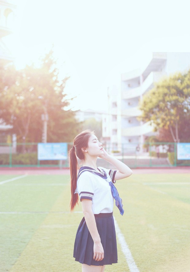 体育场学生妹逆光唯美意境图片