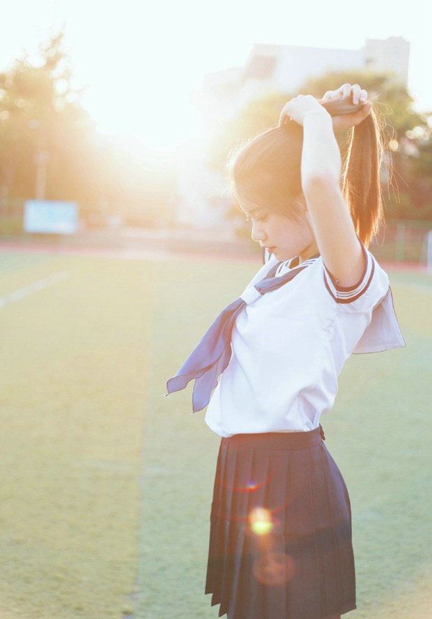 体育场学生妹逆光唯美意境图片