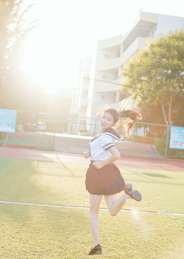 体育场学生妹逆光唯美意境图片