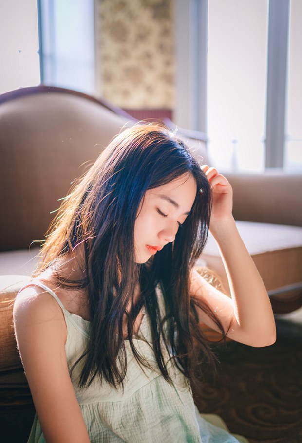 可爱女生的公寓下午时光图片