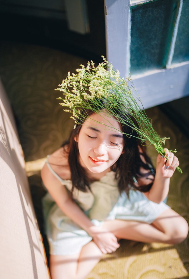 可爱女生的公寓下午时光图片