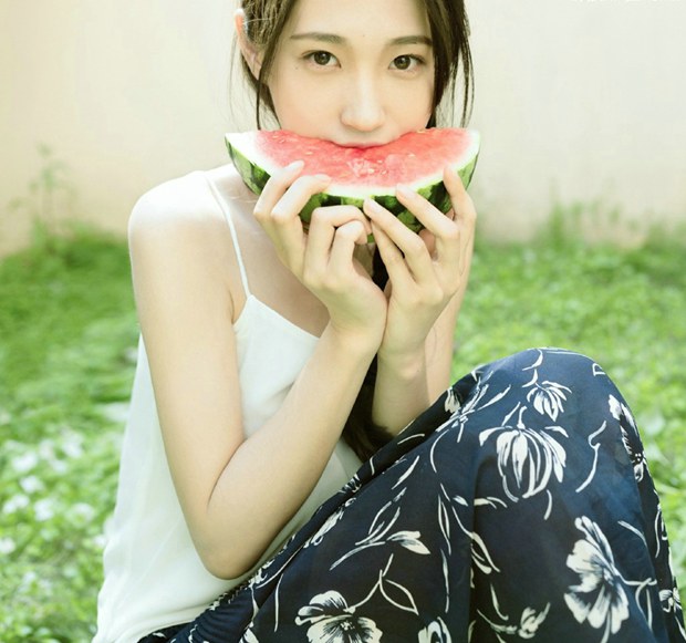 夏天吃西瓜的麻花辫可爱女生图片