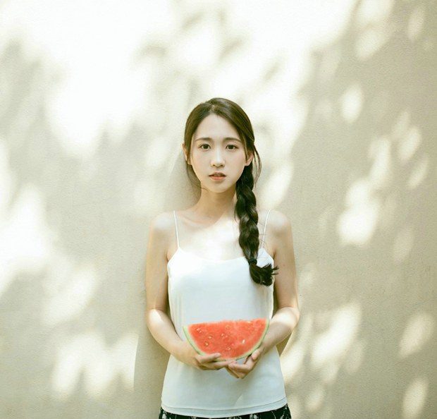 夏天吃西瓜的麻花辫可爱女生图片