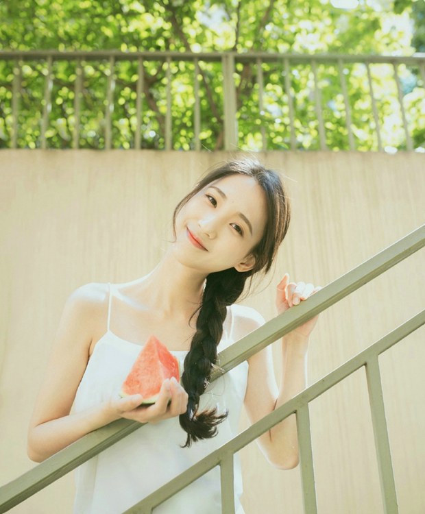 夏天吃西瓜的麻花辫可爱女生图片