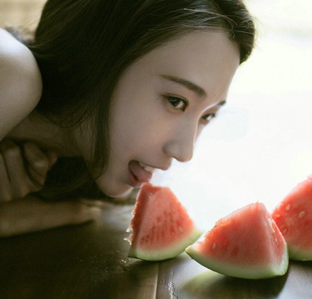 夏天吃西瓜的麻花辫可爱女生图片