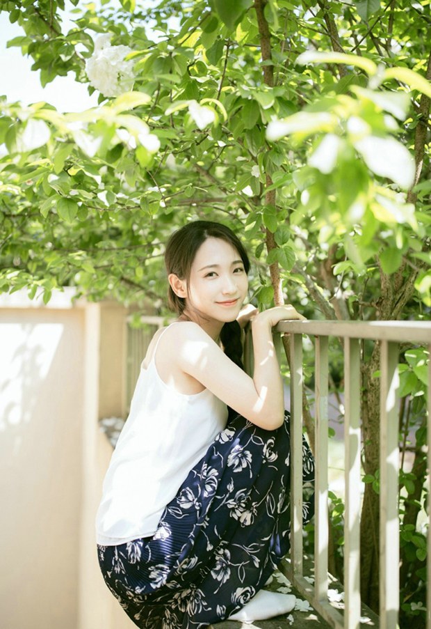 夏天吃西瓜的麻花辫可爱女生图片