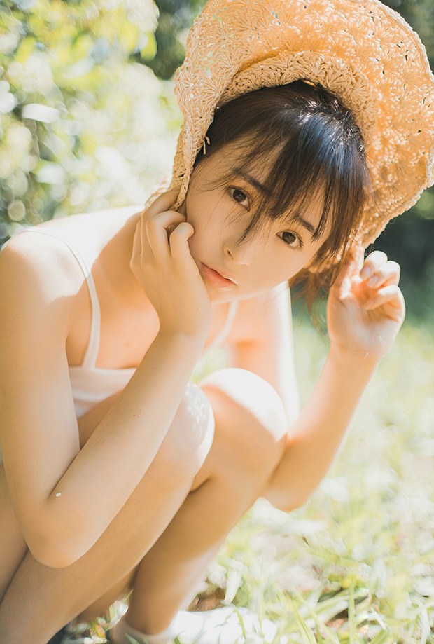 夏日树林中带草帽的可爱女生