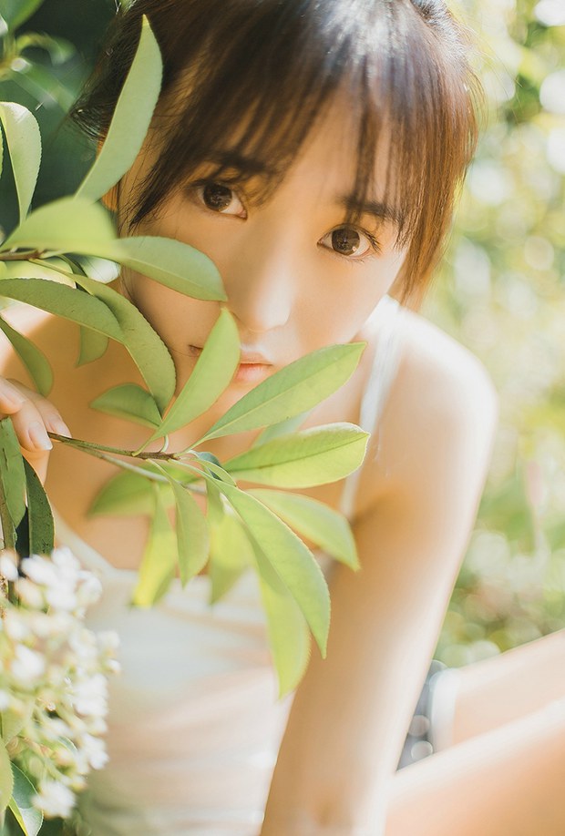 夏日树林中带草帽的可爱女生