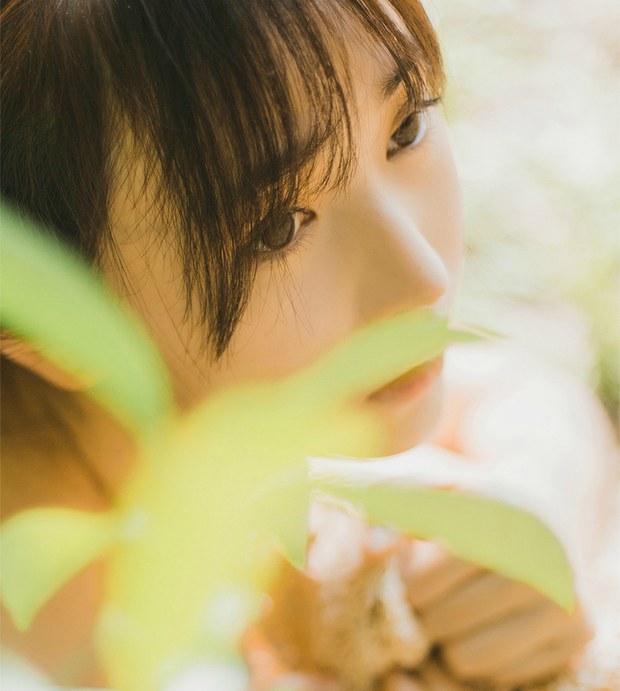 夏日树林中带草帽的可爱女生