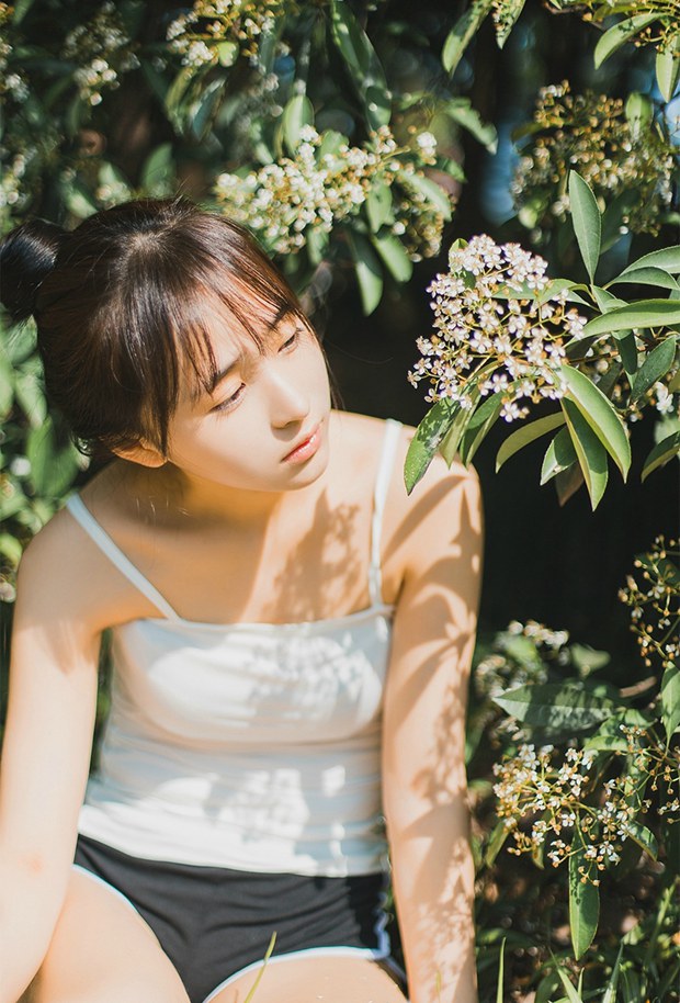 夏日树林中带草帽的可爱女生