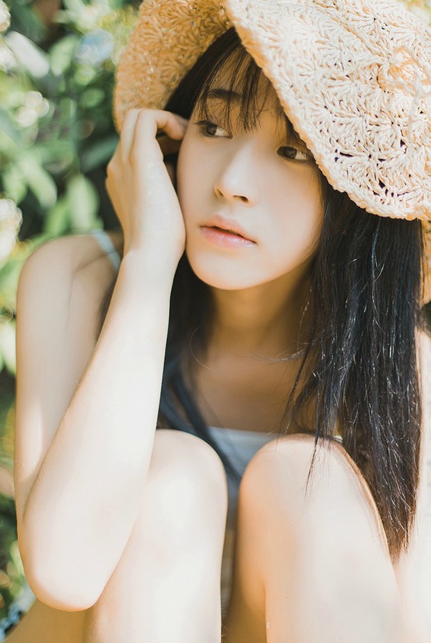 夏日树林中带草帽的可爱女生