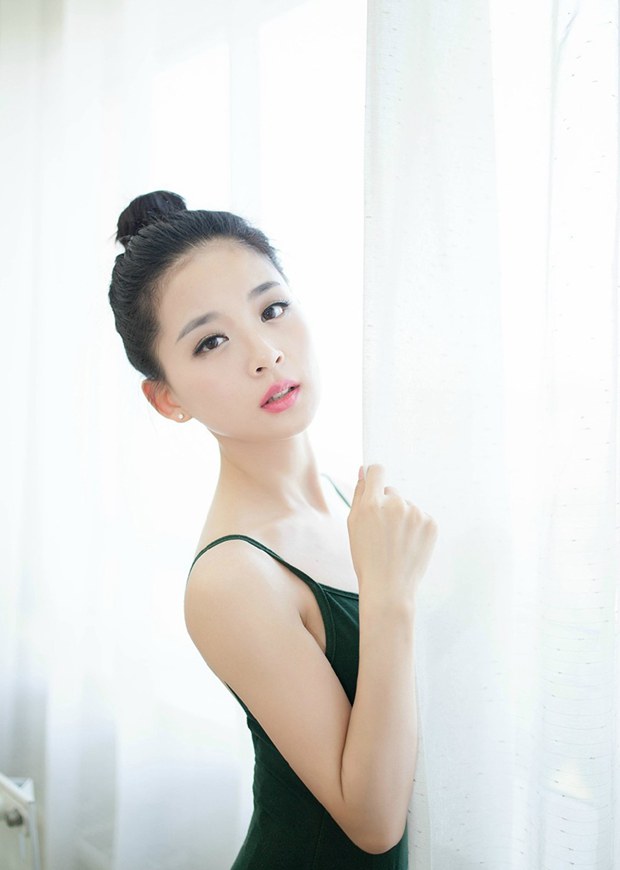 舞蹈室里的白嫩可爱芭蕾女生