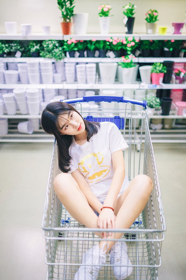 库房里的调皮可爱戴帽女生