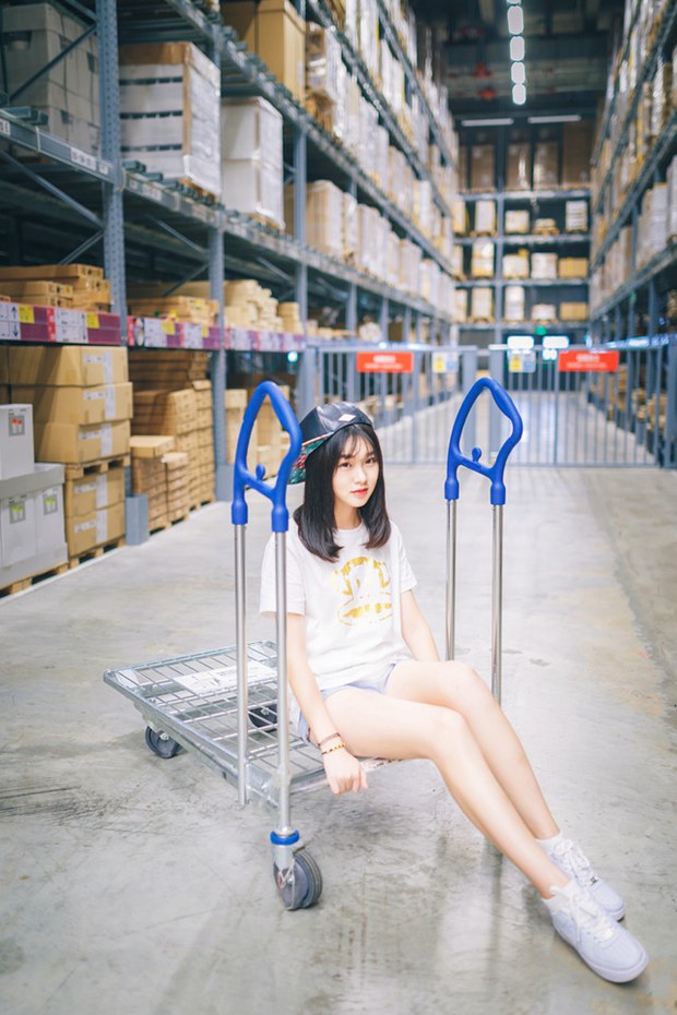 库房里的调皮可爱戴帽女生