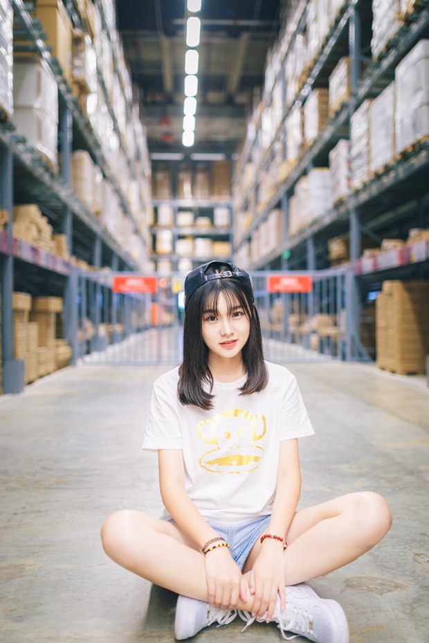 库房里的调皮可爱戴帽女生