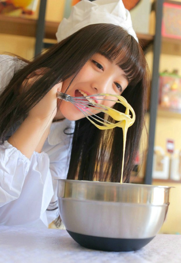 可爱快乐的美女蛋糕师图片