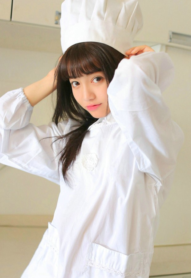 可爱快乐的美女蛋糕师图片