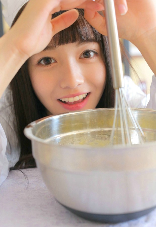可爱快乐的美女蛋糕师图片