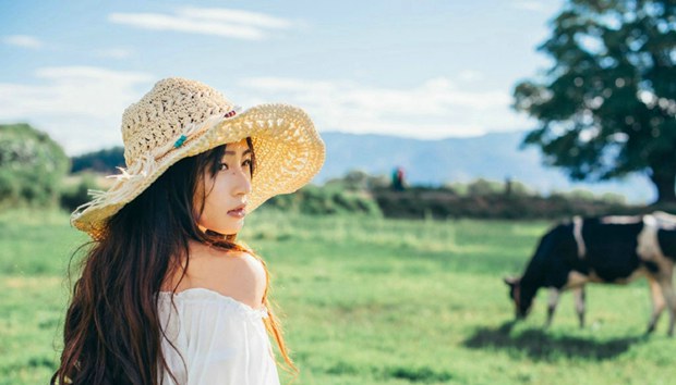 草帽长裙小清新可爱女生