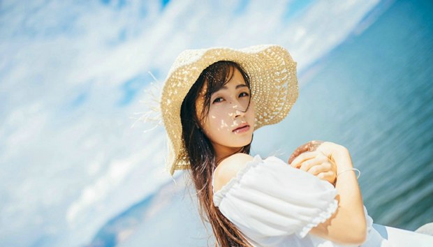 草帽长裙小清新可爱女生