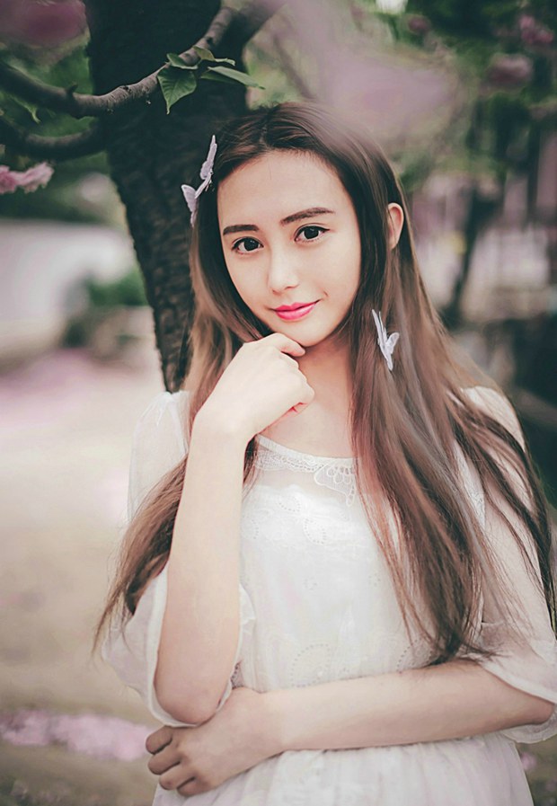 白色长纱裙蕾丝美女照片 
