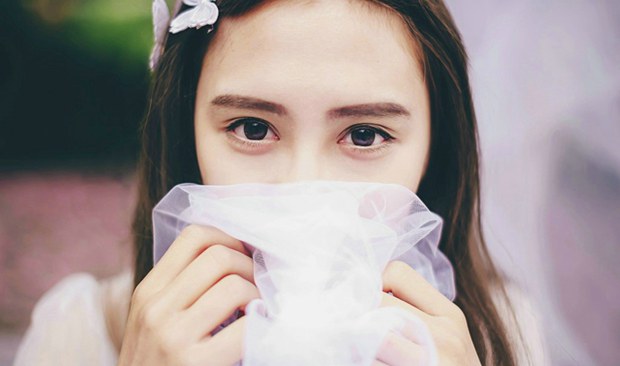 白色长纱裙蕾丝美女照片 