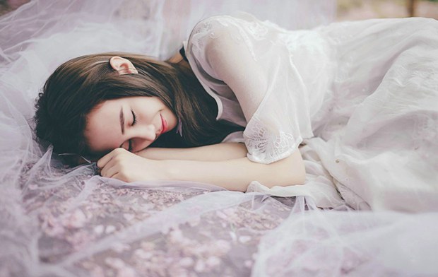 白色长纱裙蕾丝美女照片 