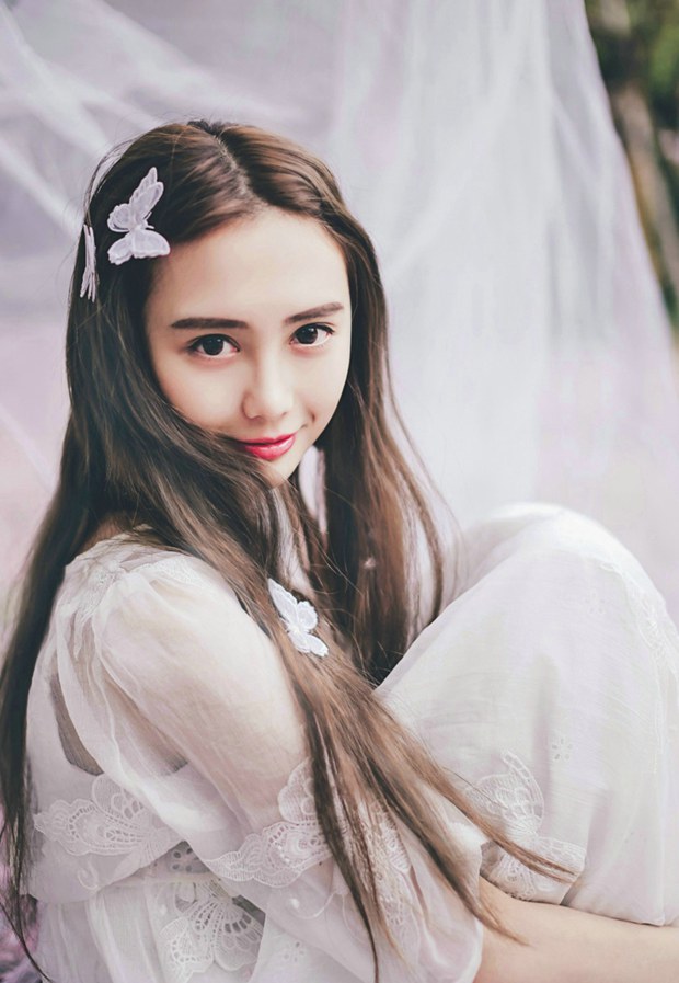 白色长纱裙蕾丝美女照片 