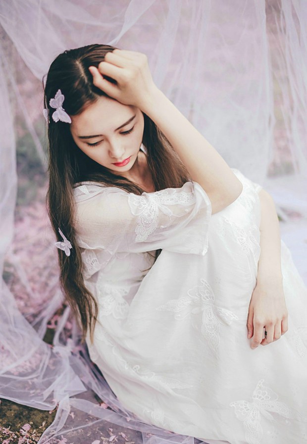 白色长纱裙蕾丝美女照片 