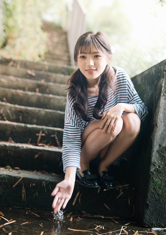 竹林下可爱的邻家美美女图片