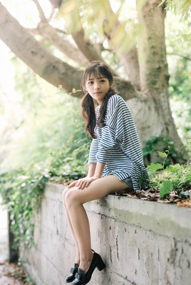 竹林下可爱的邻家美美女图片