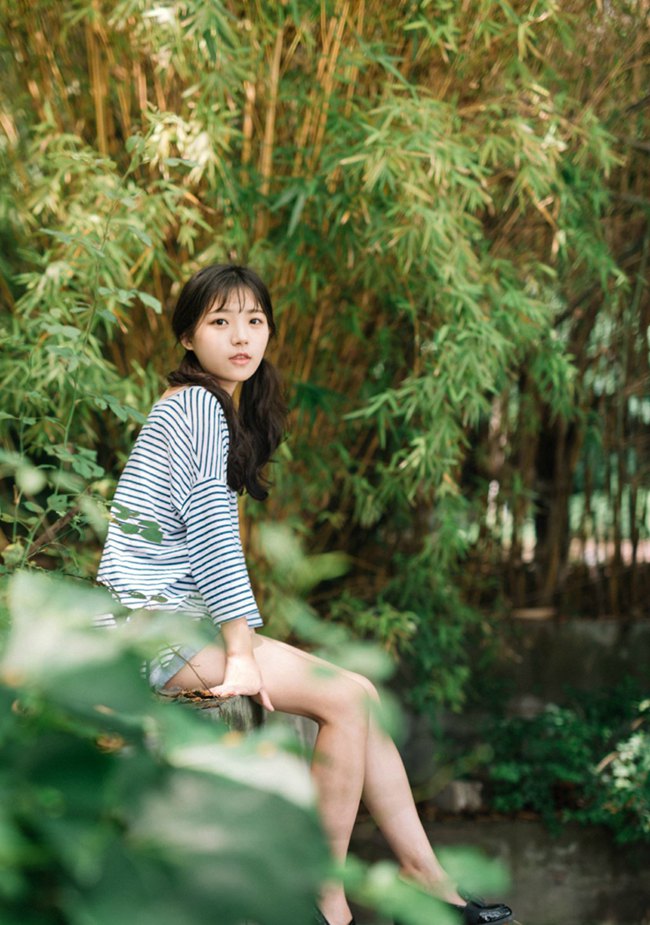 竹林下可爱的邻家美美女图片