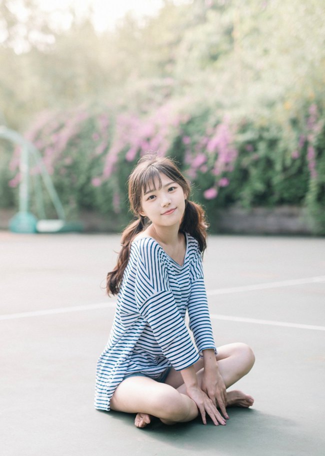 竹林下可爱的邻家美美女图片
