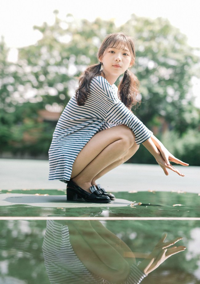 竹林下可爱的邻家美美女图片