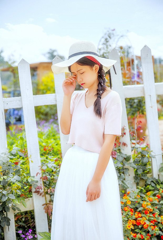 花园中的草帽沉思女生图片