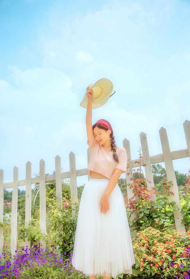 花园中的草帽沉思女生图片