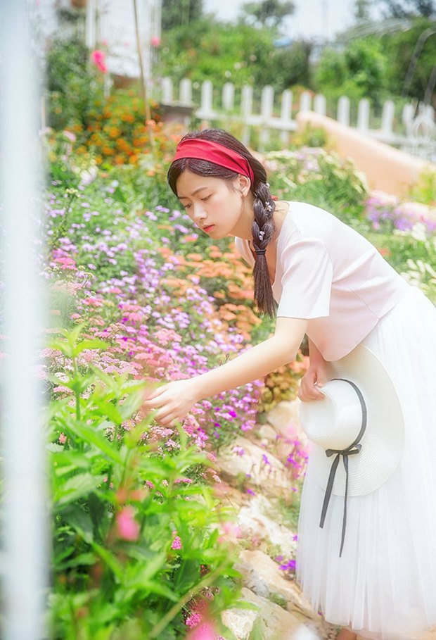 花园中的草帽沉思女生图片