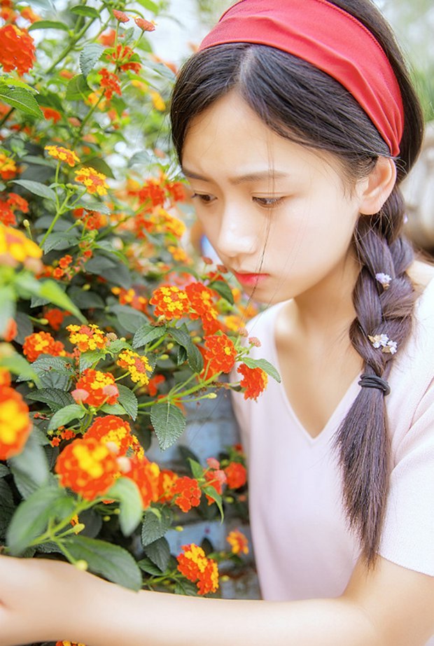 花园中的草帽沉思女生图片