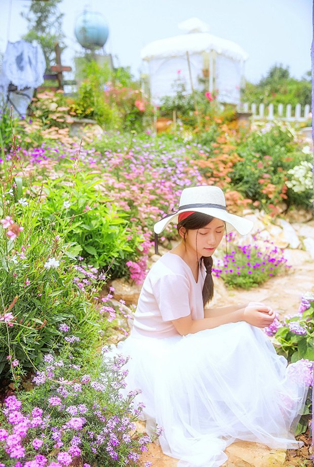 花园中的草帽沉思女生图片