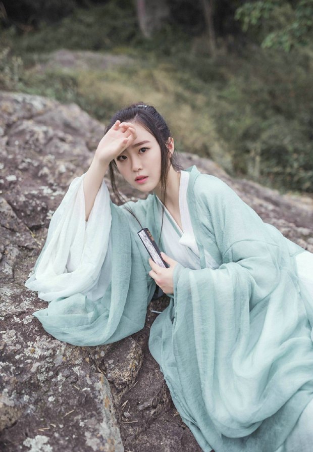 汉服古装长衣吹萧女子诗意