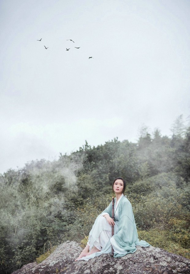 汉服古装长衣吹萧女子诗意