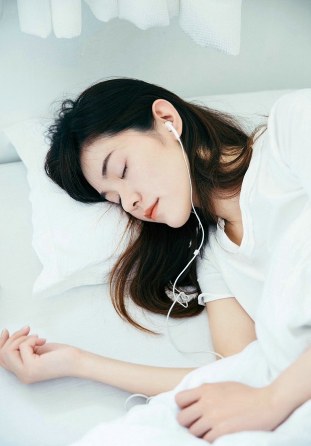 早安美女 慵懒听音乐女生