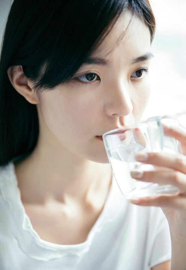 早安美女 慵懒听音乐女生
